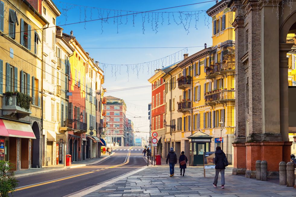 義大利是許多人前往歐洲旅遊的首選！如果羅馬、米蘭、佛羅倫斯等熱門城市對你來說已經是陳腔濫調，不如跟著BAZAAR來到大城市周邊的景點，享受道地美食，也感受最真切的義大利人情！