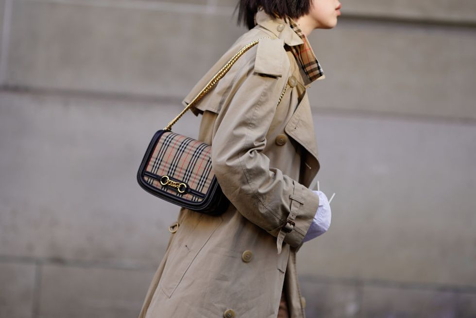 Street fashion, Fashion, Shoulder, Joint, Outerwear, Trench coat, Beige, Coat, Fashion accessory, Bag, 