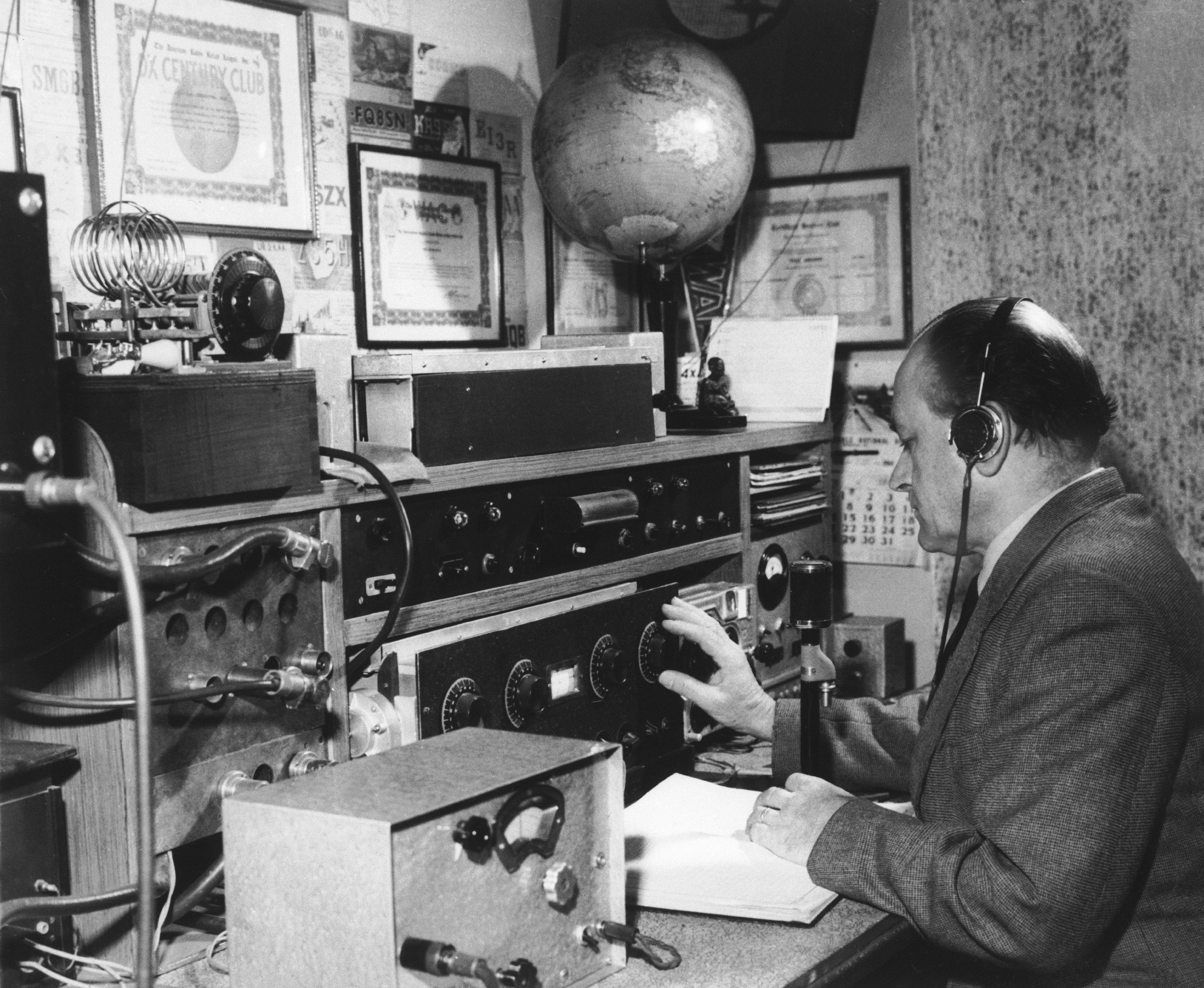 Треки играют на радио. Номерные радиостанции. Pueblo Spy Radio.