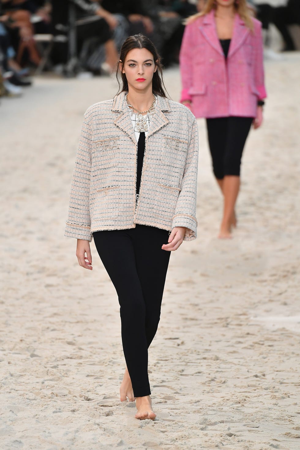 Clothing, Sleeve, Human body, Shoulder, Textile, Joint, Outerwear, Winter, Collar, Style, 