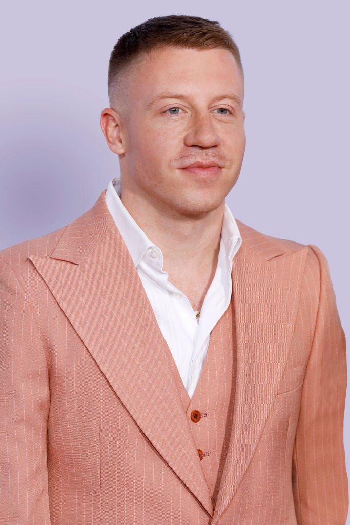 Suit, Chin, Forehead, Blazer, Outerwear, Neck, Businessperson, Jacket, White-collar worker, Formal wear, 