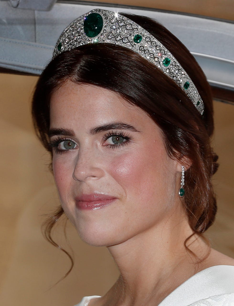 Headpiece, Hair, Hair accessory, Face, Eyebrow, Hairstyle, Clothing, Fashion accessory, Tiara, Bridal accessory, 