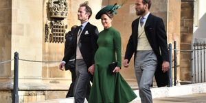 Een hoogzwangere Pippa Middleton met haar man James Matthews, tijdens de bruiloft van Prinses Eugenie en Jack Brooksbank