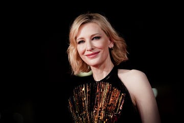 Cate Blanchett goes from blonde to brunette