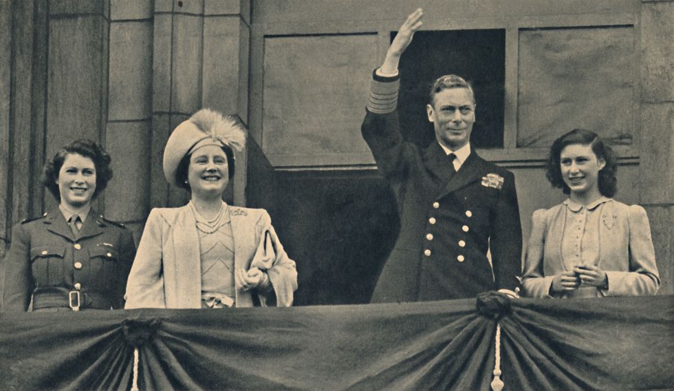 'the king and queen with princess elizabeth and princess margaret on the balcony of buckingham palace on ve day', 8 may 1945 king george vi and queen elizabeth with daughters princess elizabeth future queen elizabeth ii and princess margaret rose, celebrating the end of the second world war raphael tuck amp sons ltd, london, 1945