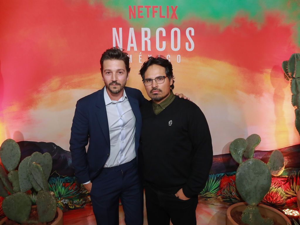 Narcos: Mexico, il nostro incontro con Diego Luna e Michael Peña