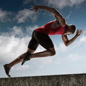 Athlete Sprinting up Steady Incline runner, più forza alla tua corsa, variare gli allenamenti