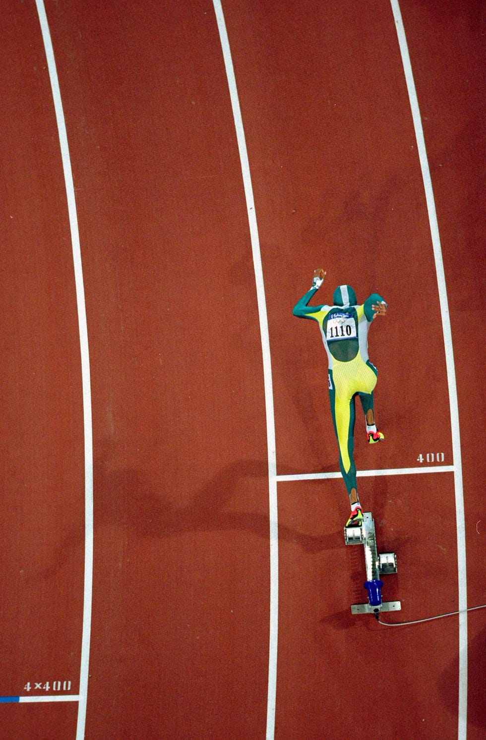 25 sep 2000 cathy freeman of australia sets off on her way to gold in the womens 400m final at the olympic stadium on day ten of the sydney 2000 olympic games in sydney, australia \ mandatory credit adam pretty allsport