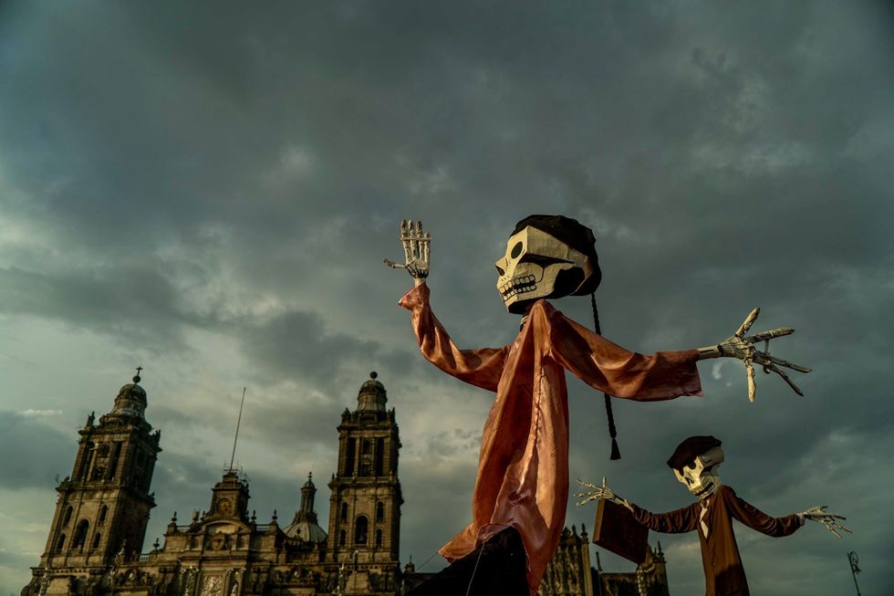 Op 2 november 2018 staan er beelden van skeletten in MexicoStad ter ere van Da de los Muertos