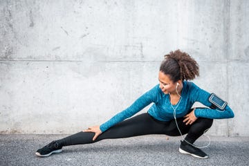 vrouw rekken hardlopen