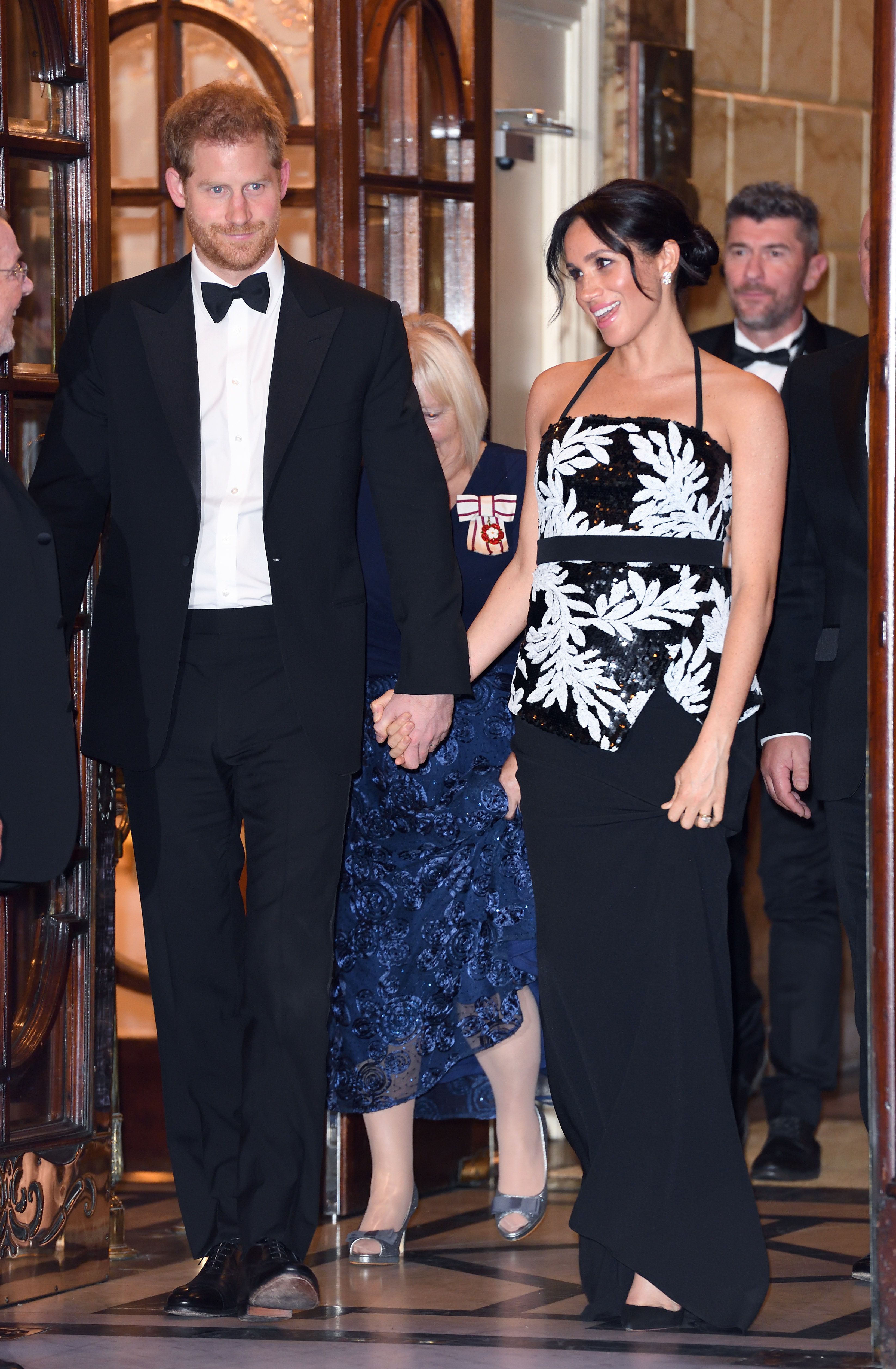 Grazia - MEGHAN MARKLE ha indossato un look fotocopia del 2018: una  bellissima gonna in pelle BOSS. Prima verde bosco e ora bordeaux: voi in  quale nuances la preferite? ➡️