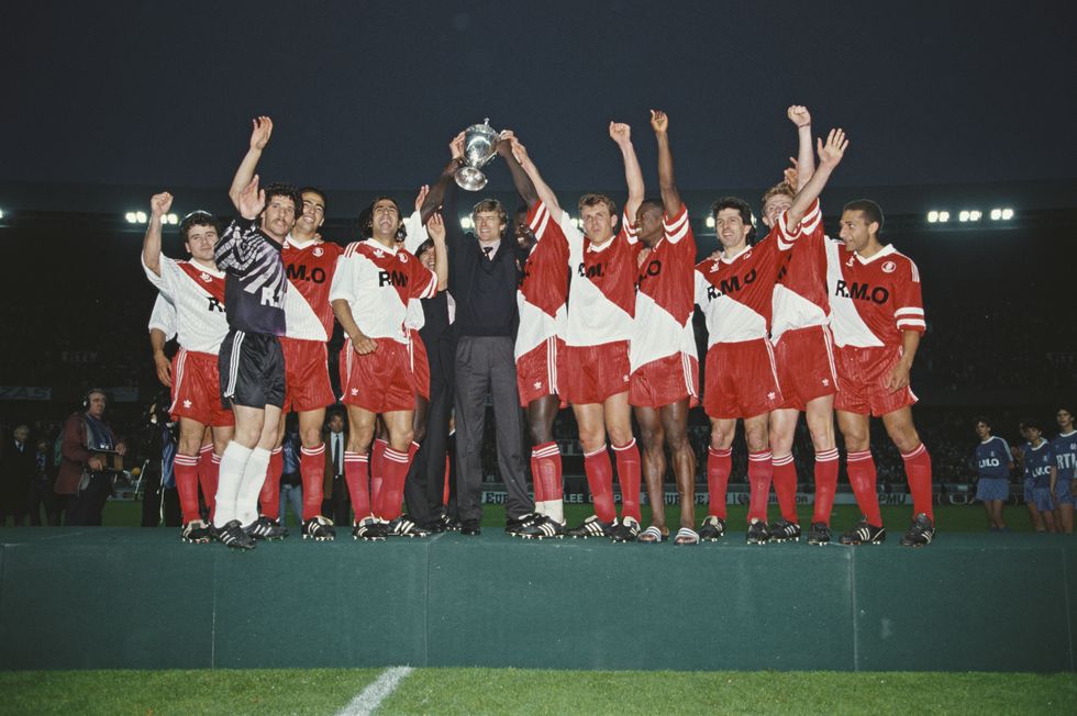 paris, france   june 08  as monaco manager arsene wenger lifts the trophy with striker george weah centre right  after monaco had beaten marseille in the 1991 coupe de france cup final at parc des princes on june 8, 1991 in  paris, france photo by pascal rondeauallsportgetty images