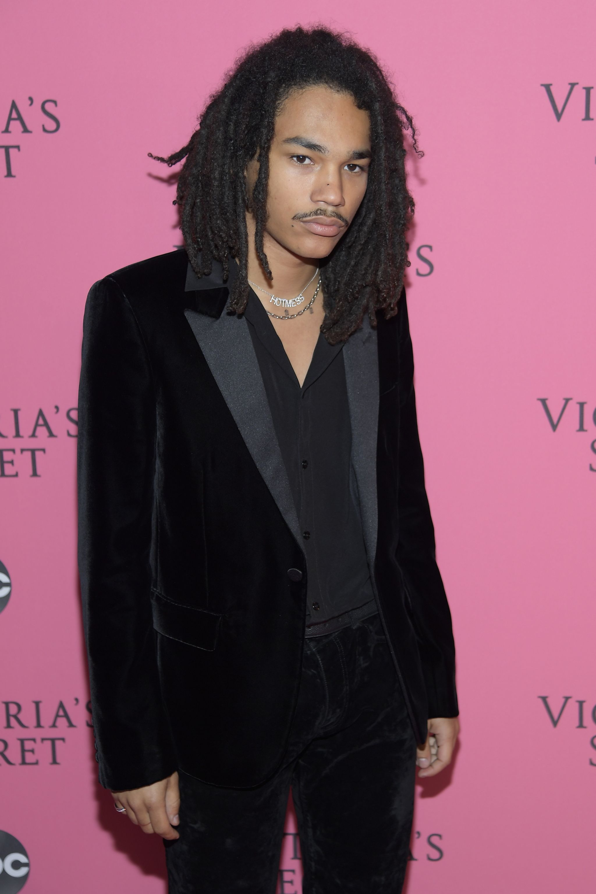 Hairstyle, Pink, Long hair, Suit, Fashion, Outerwear, Black hair, Premiere, Formal wear, Event, 