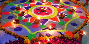 毎年10月下旬から11月中旬に訪れる「ディワリ」のシーズン。ディワリとはインドのヒンズー暦上の新年を祝うお祭りで、世界中で10億人を超える人がこの日を祝うのだとか！　ここではインド人を夫に持つ筆者が、インド式のお祝い方法をはじめとする、ディワリにまつわる基礎知識を紹介します。

rangoli is an art form, originating in the indian subcontinent, in which patterns are created on the floor or the ground using materials such as colored rice, dry flour, colored sand or flower petals