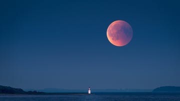 Moon, Sky, Full moon, Celestial event, Horizon, Sea, Light, Astronomical object, Moonlight, Atmosphere, 