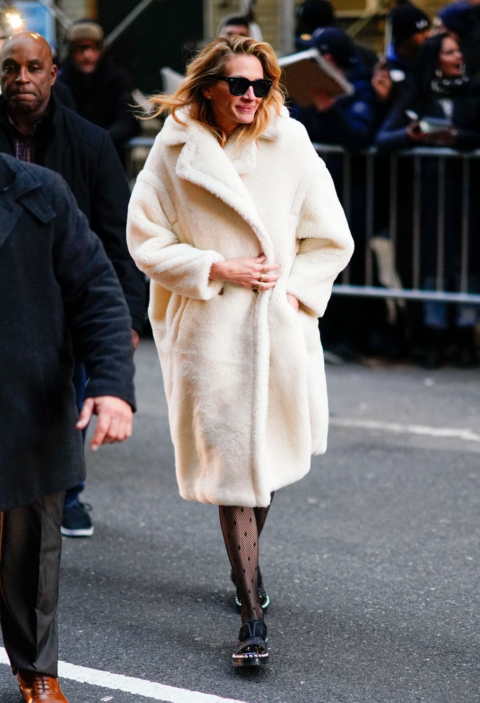 new york, ny december 04 julia roberts arrives at the late show with stephen colbert on december 4, 2018 in new york city photo by gothamgc images