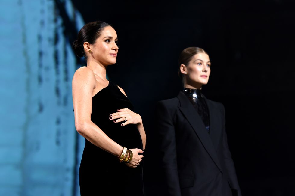 Meghan Markle at the Fashion Awards 2018 cradling pregnancy bump - meghan markle pregnant