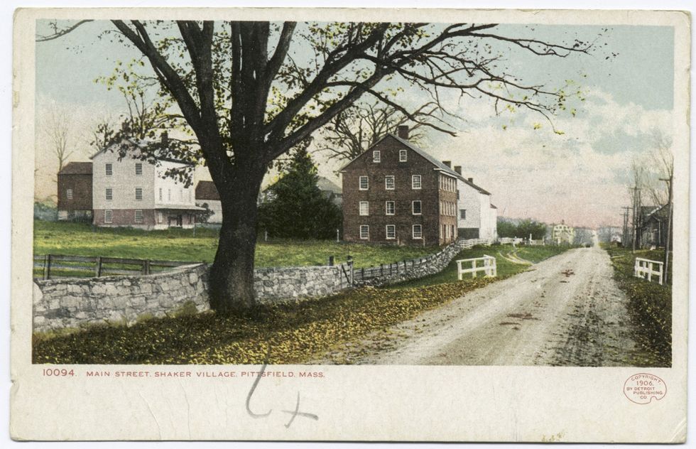 Op een ansichtkaart uit 1914 is het Hancock Shaker Village in Massachusetts afgebeeld