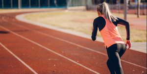 vrouw hardloopbaan hardlopen sprinten fartlek training