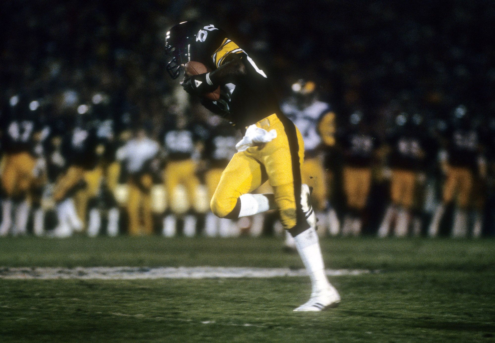 Wide receiver John Stallworth of the Pittsburgh Steelers runs from News  Photo - Getty Images