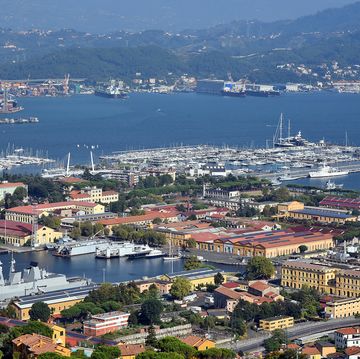 vista dall'alto della città di la spezia affacciata sul mare con il suo porto