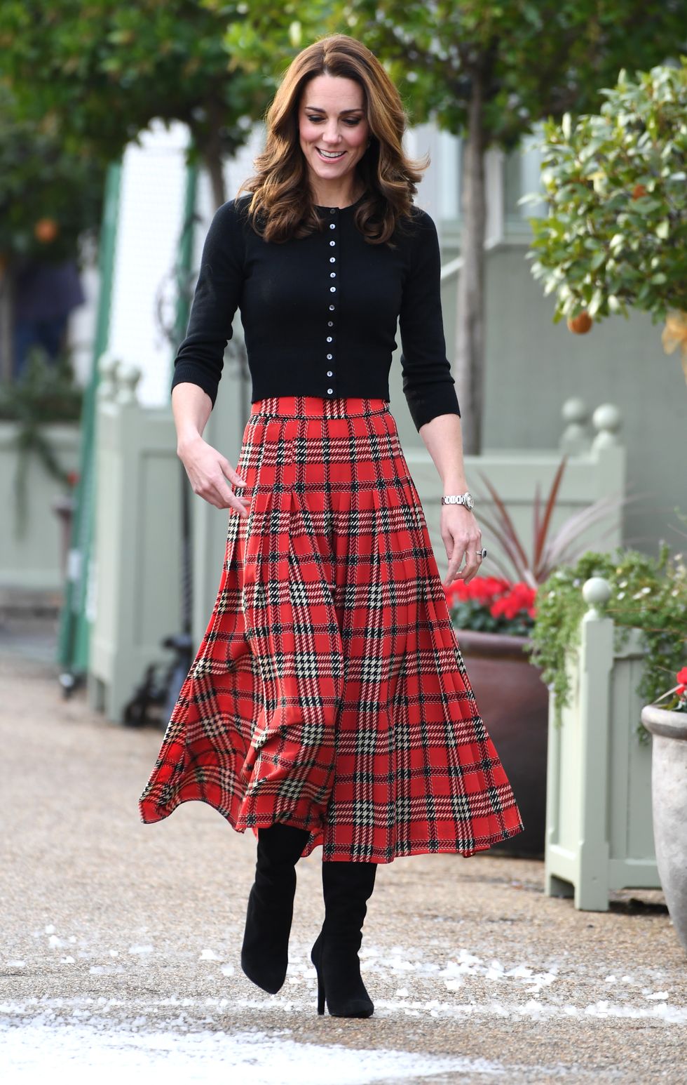 Kate Middleton tiene el look perfecto para las fiestas de Navidad - Kate Middlton elige una falda midi con estampado tartán rojo para su primera fiesta de Navidad en Kensington Palace