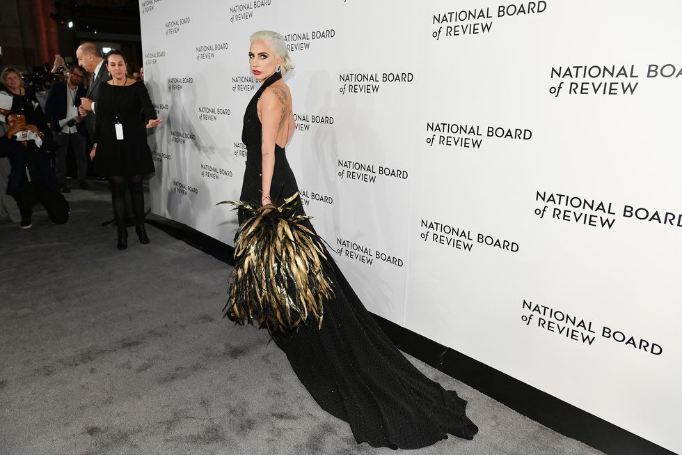 Lady Gaga con vestido esmoquin de Ralph Lauren
