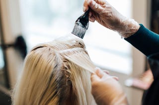 los mejores trucos para teñir el pelo en casa, paso a paso
