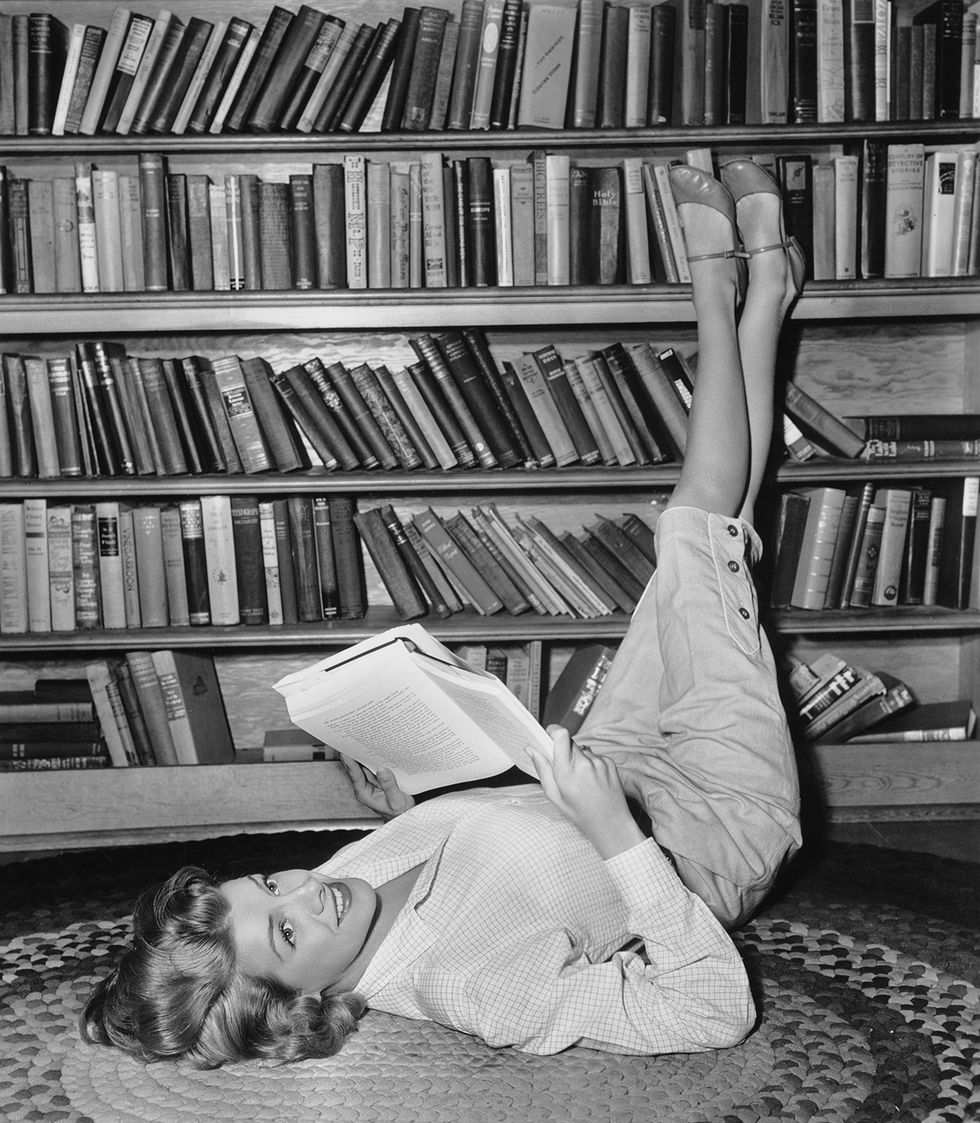 rosemary clooney leyendo en su casa 1952
