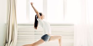 Mujer entrenando para hacer yoga para brazos