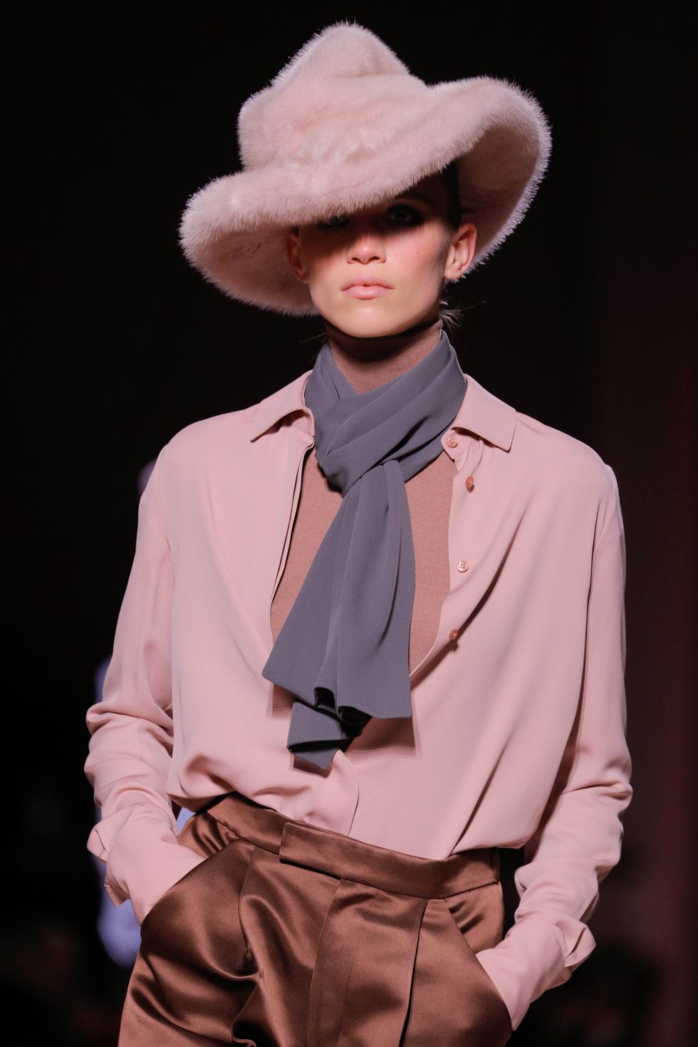 【紐約時裝周】這個冬天，每個女孩都必須擁有一頂毛絨絨的 Tom Ford 紳士帽！ 5個性感又時髦的單品馬上記下來！