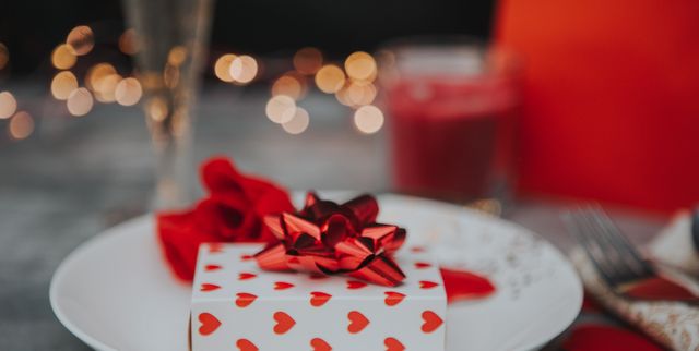 A Quick and Easy Way to Decorate a Table for Valentine's Day - An  Extraordinary Day