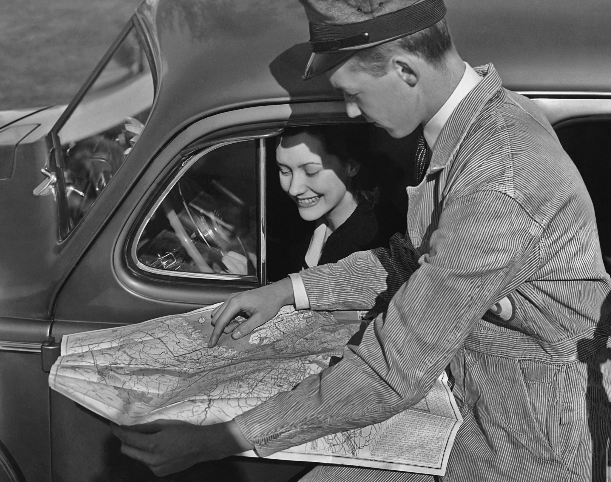 a gas station attendant showing a location on a map to a woman driver circa 1950 photo by keystone viewfpggetty images