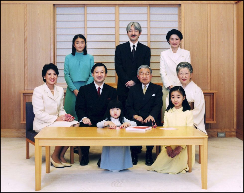 01/01/2006. Japan's Emperor Akihito, Empress Michiko and royal family pose for New Year photograph in Tokyo