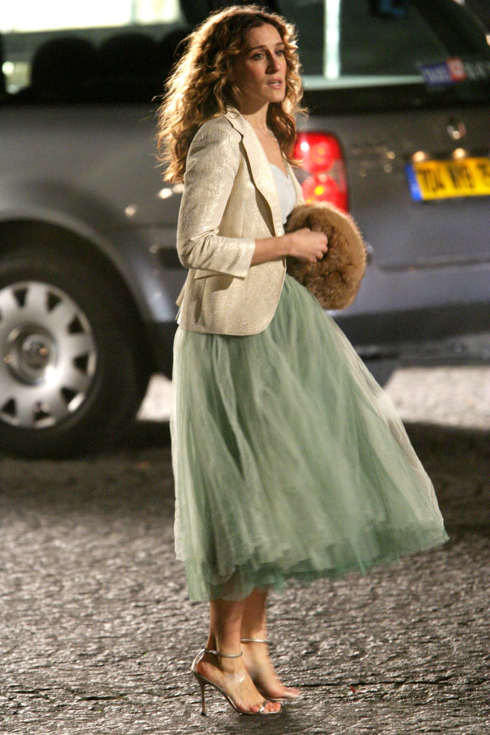 Sarah Jessica Parker na planie filmu „Seks w wielkim mieście” w Paryżu, Francja, 17 stycznia 2004 roku, na ulicach Paryża. (zdjęcie: James Devaney/wireimage)