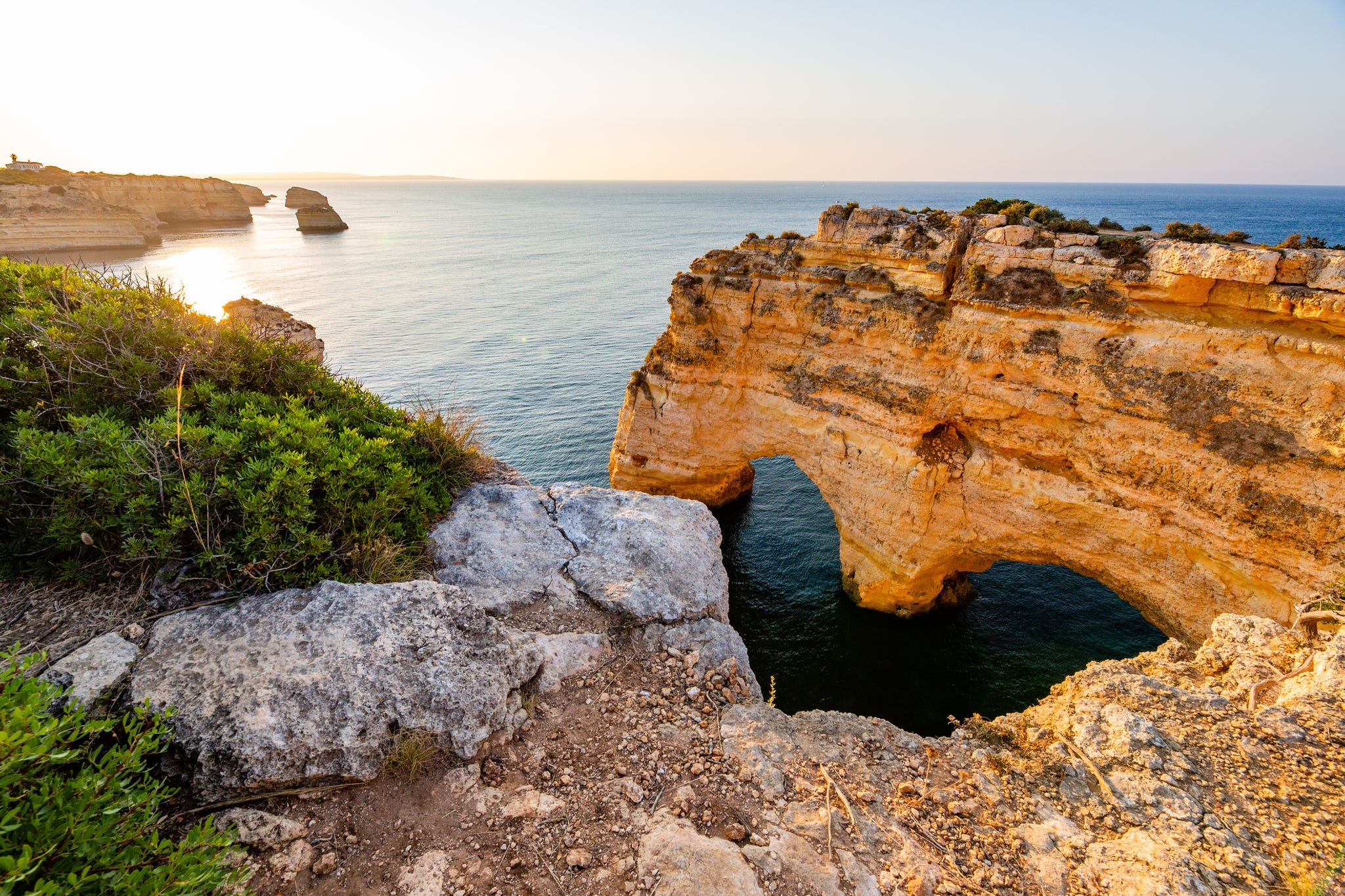 een strand in de algarve in portugal