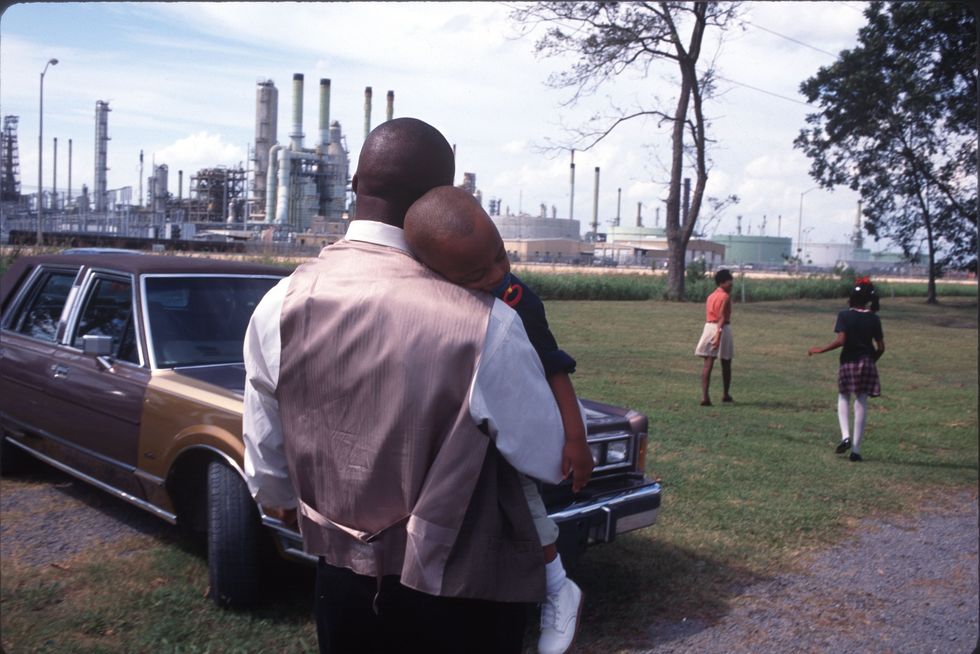 Een gezin in Lions Louisiana komt uit een kerk die te midden van chemische fabrieken staat Vanwege de vele chemiebedrijven en olieraffinaderijen in de omgeving en het opvallend hoge aantal gevallen van kanker staan de stadjes rond Baton Rouge aan de rivier de Mississippi bekend als Cancer Alley Kankerallee
