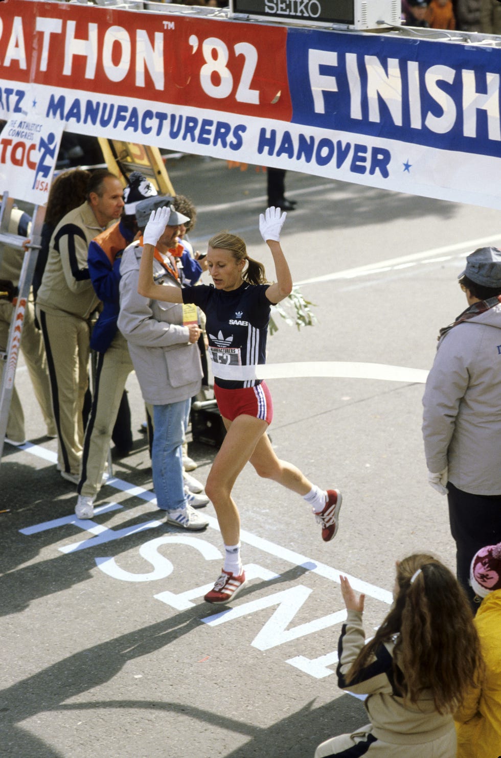 track field new york city marathon norway grete waitz victorious after race in central park it was her 4th time winning the marathonnew york, ny 10231982credit heinz kluetmeier photo by heinz kluetmeier sports illustrated via getty imagesset number x27554 tk1 r13 f3