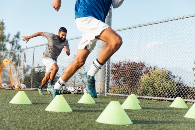 voetballers die hardlopen