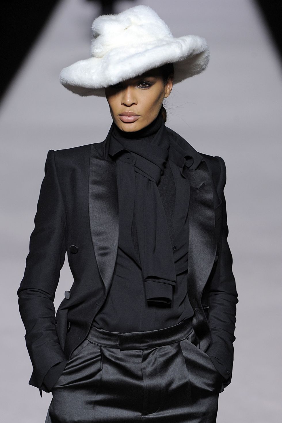 【紐約時裝周】這個冬天，每個女孩都必須擁有一頂毛絨絨的 Tom Ford 紳士帽！ 6個性感又時髦的單品馬上記下來！