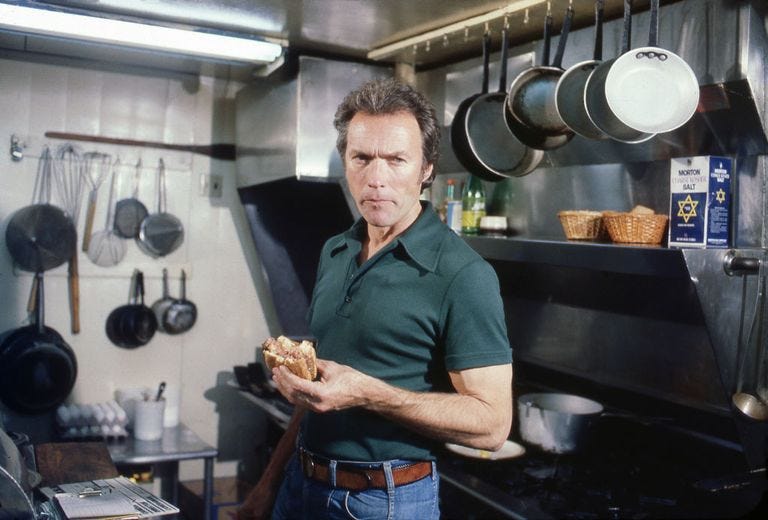 clint eastwood en su casa de pebble beach, en 1979