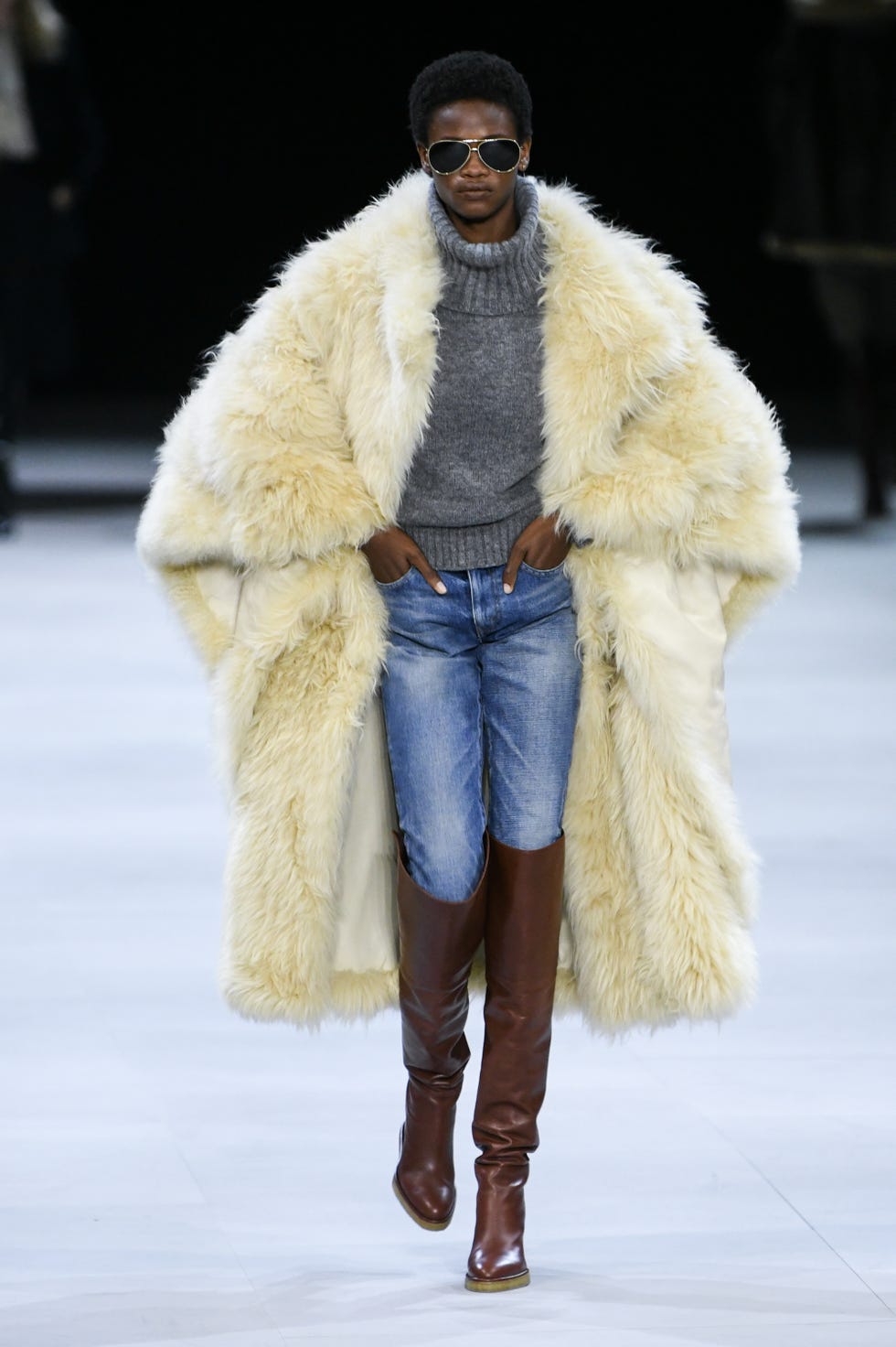 Fur clothing, Fur, Fashion, Clothing, Fashion show, Fashion model, Outerwear, Runway, Textile, Street fashion, 