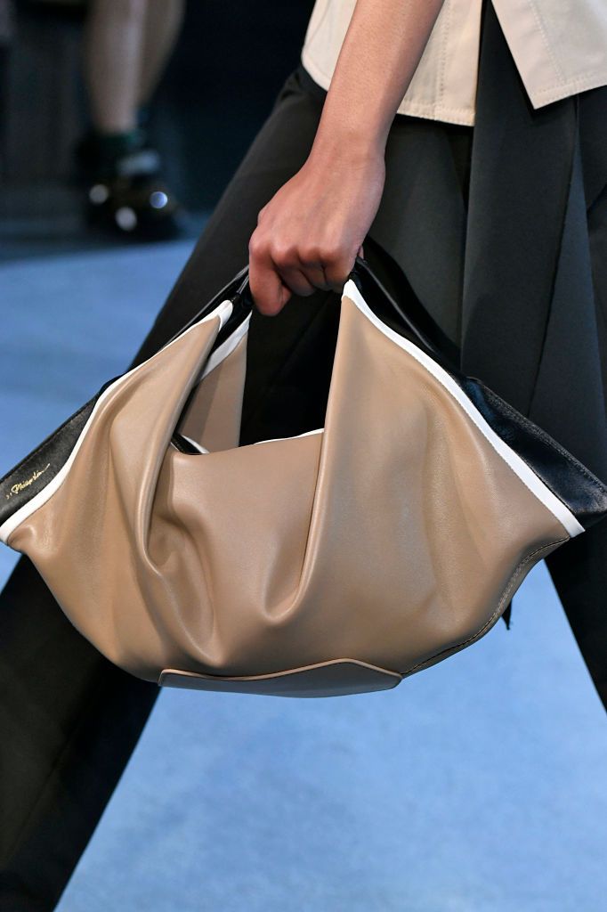 Bag, Handbag, Shoulder, Fashion, Joint, Beige, Footwear, Hand, Fashion accessory, Luggage and bags, 