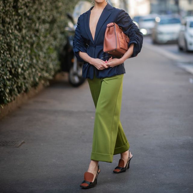 pantalón verde en el street style de milán