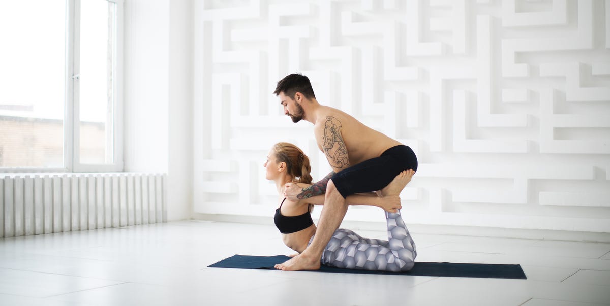 Young couple practicing yoga 居家情侶健身