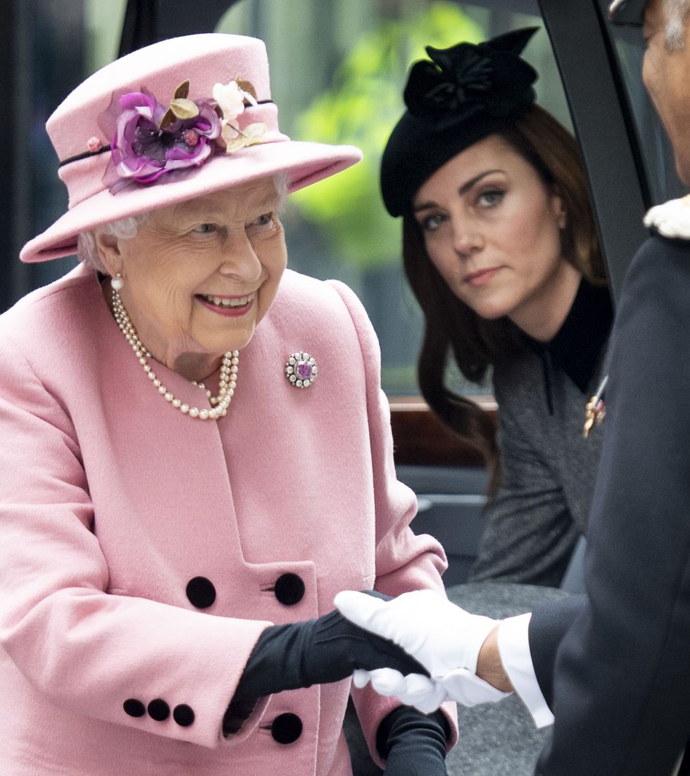 凱特王妃第一次陪英國女王出征！原來兩人的感情超好，連車上的小毯子都一起蓋也太可愛！
