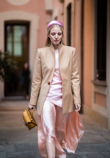 falda satinada en el street style de milán con leonie hanne