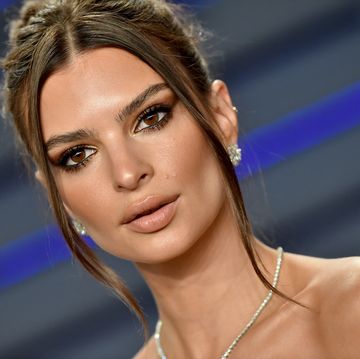 beverly hills, california   february 24 emily ratajkowski attends the 2019 vanity fair oscar party hosted by radhika jones at wallis annenberg center for the performing arts on february 24, 2019 in beverly hills, california photo by axellebauer griffinfilmmagic