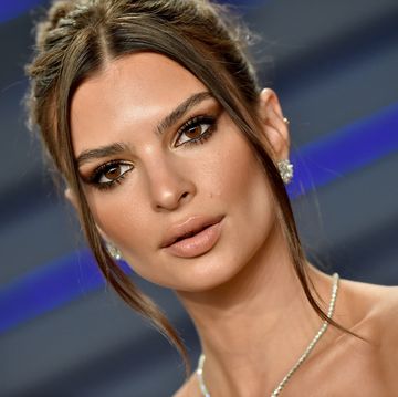 beverly hills, california   february 24 emily ratajkowski attends the 2019 vanity fair oscar party hosted by radhika jones at wallis annenberg center for the performing arts on february 24, 2019 in beverly hills, california photo by axellebauer griffinfilmmagic