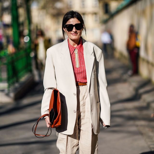blazer blanca de lino en el street style de parís